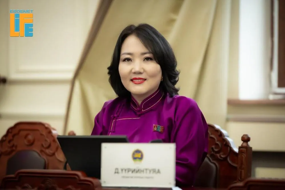 Гэр бүл, хөдөлмөр, нийгмийн хамгааллын сайдад  Д.Үүрийнтуяа яригдаж байна