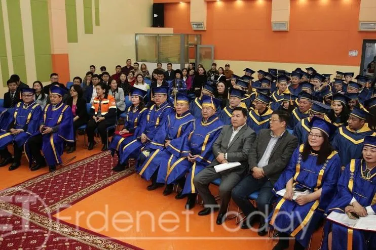 Шилдэг төгсөгчдөд Эрдэнэт үйлдвэрт ажиллах эрхийн батламж гардууллаа