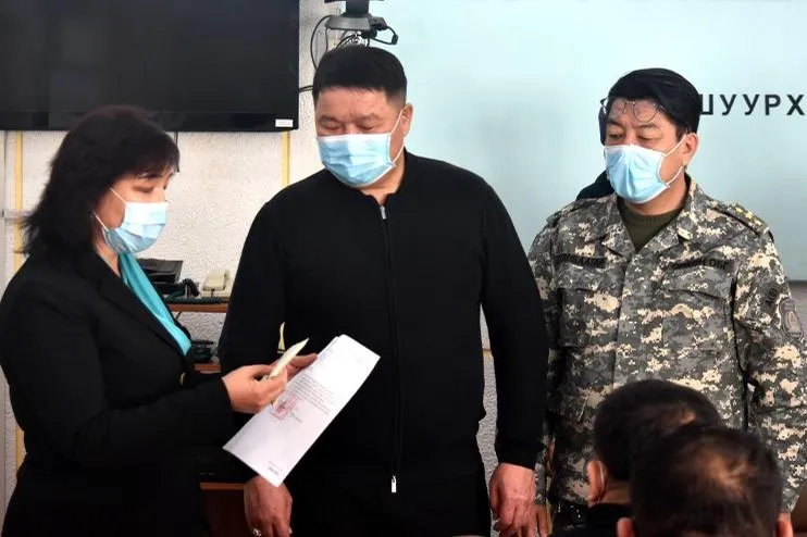 Орхон аймгийн иргэдийн Төлөөлөгчдийн Хурлын ажлын албаны ажилчид нэг өдрийн цалингаа Онцгой комисст хандивлалаа