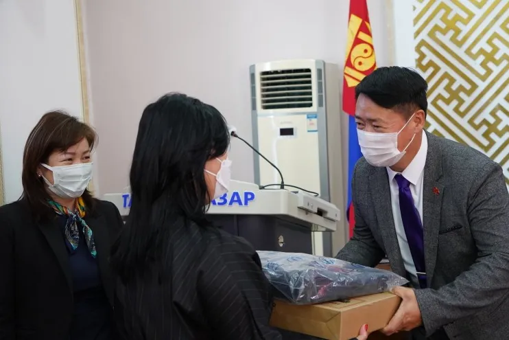 Орхон аймаг: Төсөвт байгууллагын нягтлан бодогч нарт зөөврийн компьютер гардууллаа